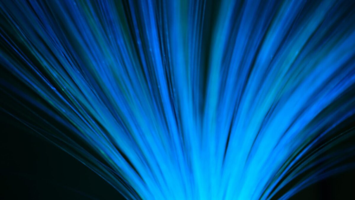 Hilos de fibra óptica iluminados, transporte de datos de alta velocidad